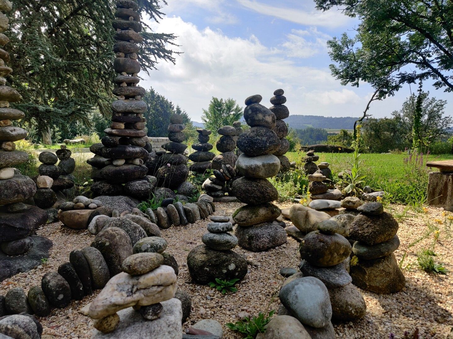 Beim Greisinghof Steine die aufeinander gestapelt sind.