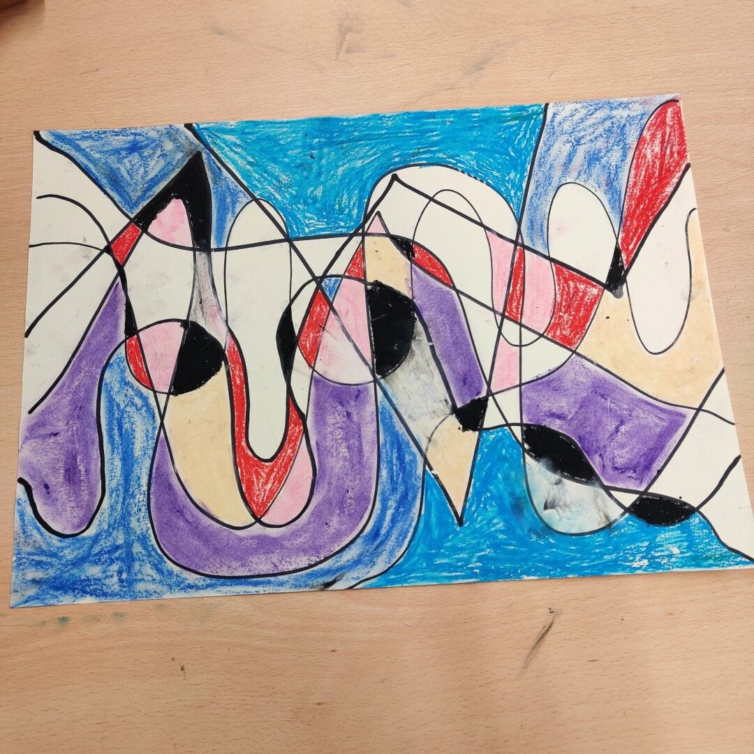 Verschiedene Linien auf einem Blatt, die sich treffen und dadurch entsteht ein Mosaik, dass mit Blau, Violett, Rosa, schwarz, weiß, gelb pastell Ölkreiden angemalt würden. Valentin, Maria, Sarah, Marlene haben es im Rahmen des Faches kreativer Ausdruck gemalt.